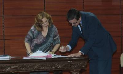 Diligencia. El procurador Íñigo Salvador reconoció la firma de la acusación particular por el caso Sobornos. Foto: Expreso