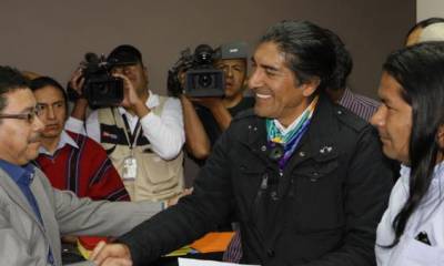 Marlon Santi acompañó a Yaku Pérez al pedido de una consulta antiminera en la Corte Constitucional. Foto: El Comercio