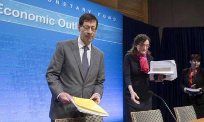 Maurice Obstfeld y Oya Calasun presentaron ayer el informe del FMI en Washington. Foto: El Comercio
