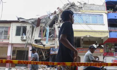 Los velatorios de algunos de los fallecidos tuvieron lugar entre escombros que dejó el sismo / Foto: EFE