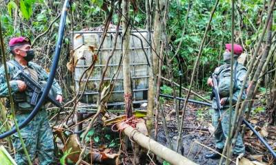 Sistema ilegal de extracción de combustible fue descubierto en Lago Agrio / Foto: cortesía Fuerzas Armadas