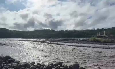 La crecida del río también impactó el paso provisional en la ruta Macas-Puyo / Foto: cortesía Teleamazonas 