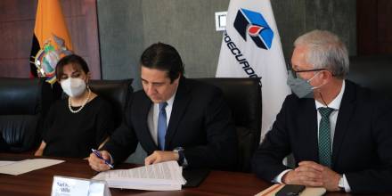 Petroecuador y Primax firmaron contrato para derivados de petróleo / Foto: cortesía Petroecuador