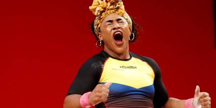 Salazar, plata en los Olímpicos de Tokio 2020, ganó su primer bronce en Bogotá en la modalidad del envión en donde levantó 148 kilos / Foto: EFE