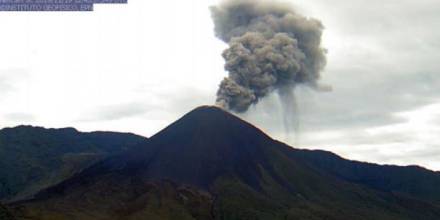 Volcán Reventador emana columnas de vapor y ceniza de 1 000 metros
