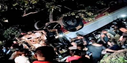 En la camioneta, con placas de Managua, viajaban diez ecuatorianos, dos venezolanos y dos paquistaníes, más el conductor que también resultó herido / Foto: Cortesía 