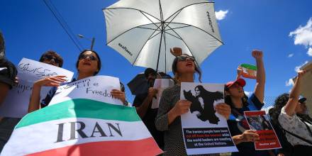 Una de las manifestantes portaba la foto de Amini con la leyenda Todos somos Mahsa Amini y la bandera de Irán / Foto: EFE