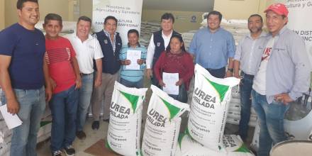 28 familias productoras de cacao, plátano y maíz del cantón Yantzaza, recibieron 84 sacos de urea subvencionada / Foto: cortesía ministerio de Agricultura 