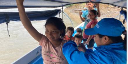 Brigadas médicas recorren los ríos de la Amazonía ecuatoriana en canoas/ Foto: Cortesía ministerio de Salud
