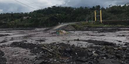 Alto caudal del río Upano interrumpe el paso en la vía Macas-Puyo