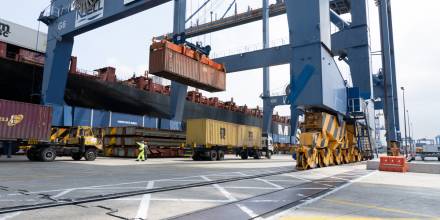 Un total de 3.383 naves de tráfico internacional se movilizaron por los puertos comerciales y petroleros del país / Foto: Shutterstock