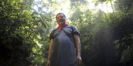 El cofán usa sus saberes para cuidar del bosque