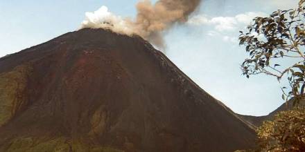El volcán Reventador registra actividad alta