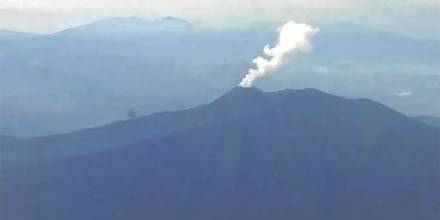 Columnas de vapor y ceniza de hasta 1.200 metros desde el volcán Reventador