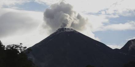 Volcán Reventador registra incandescencia en el cráter y emisión de gas