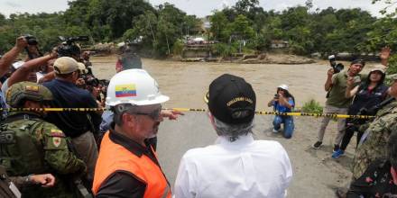 El gobernante visitó la zona de La Concordia para coordinar las acciones respecto a la caída del puente sobre el Río Blanco / Foto: cortesía Presidencia 