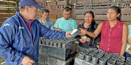 Productores de San Rita, provincia de Napo, recibieron fundas, tubetes y semillas para implementar parcelas de media hectárea ají habanero. / Foto: Cortesía ministerio de Agricultura