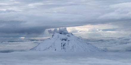 Las nubes de gases del Cotopaxi se elevan hasta los 500 metros