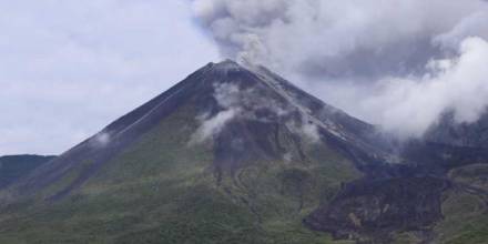 Geofísico registra descenso de bloques desde el volcán Reventador
