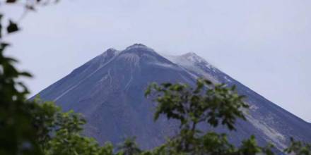 Volcán Reventador emana columna de vapor y ceniza de 1 000 metros