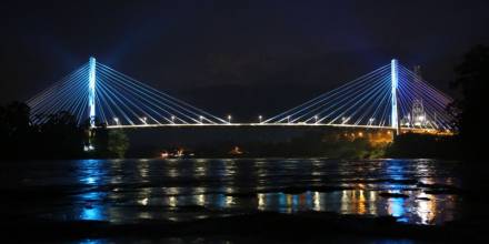Iluminación al puente monseñor Gonzalo López del rio Aguarico