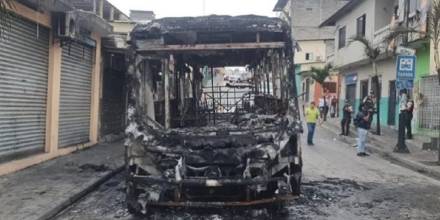 30 pasajeros escaparon de un bus incendiado por delincuentes en Guayaquil