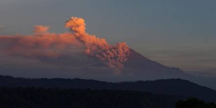 Unas dos emisiones de gases y ceniza detectadas por satélite se han elevado a alturas de entre 900 y 2.100 metros sobre el nivel del cráter, agregó el IG / Foto: EFE