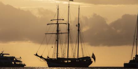 El barco que recrea la vuelta al mundo de Darwin llegó a Galápagos