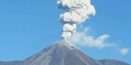 El volcán Reventador emite columnas de gas de más de mil metros
