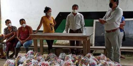 En Poroto Yaku, Orellana, los comuneros recibieron kits alimenticios y cartillas con información del covid-19. Foto: cortesía Cofenaie