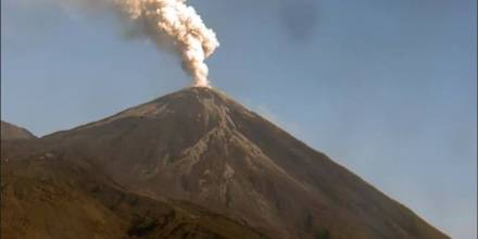 Volcán Reventador emite columnas de gas y ceniza de más de 600 metros