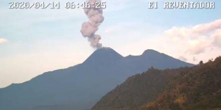Cámaras registran la actividad eruptiva de los volcanes Sangay y Reventado