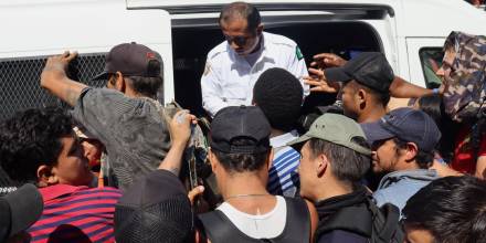 Del total de los migrantes, 64 son mayores de edad (20 mujeres y 44 hombres) y 29 menores de edad (19 niños y 10 niñas) / Foto: EFE