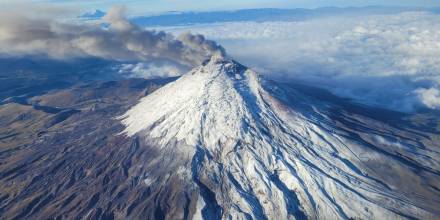 Volcán Cotopaxi emana columna de 500 metros de gases y poca ceniza