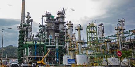 La refinería de Esmeraldas, refinó 10,7 millones de barriles de crudo, mientras que La Libertad procesó cerca de 3,4 millones de barriles y la de Shushufindi hizo con 2,2 millones de barriles / Foto: cortesía Petroecuador