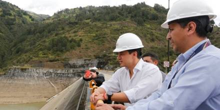 Noboa inspeccionó la central hidroeléctrica Mazar