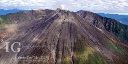 La actividad del volcán Reventador sigue alta y con emisiones de ceniza