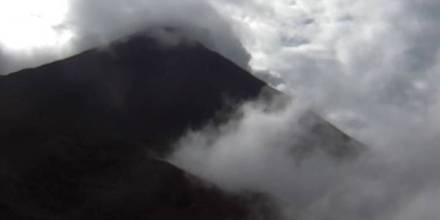  Volcán Reventador emite vapor y ceniza a 900 metros del cráter