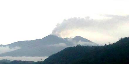 El volcán Reventador mantiene un alto nivel de actividad, según Instituto Geofísico