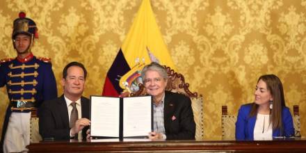 Gobierno emitió reglamento de Ley de Comunicación para "blindar la democracia"
