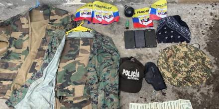 En Joya de los Sachas se encontraron uniformes e insignias de las FARC