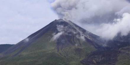 Emisiones de ceniza a alturas mayores a 600 metros en volcán Reventador