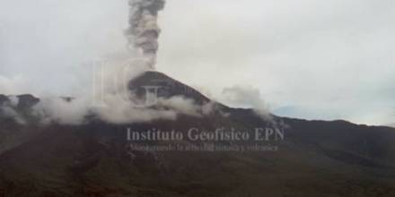 Volcán Reventador emitió gases y cenizas, informó Instituto Geofísico