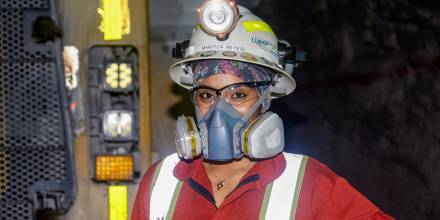Maritza Reyes, una de las pocas mujeres que operan maquinaria minera pesada en Suramérica