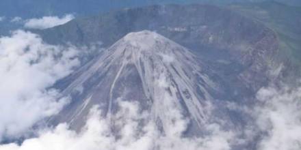 Seis sectores de Pichincha y Napo registraron la caída de ceniza del volcán Reventador 