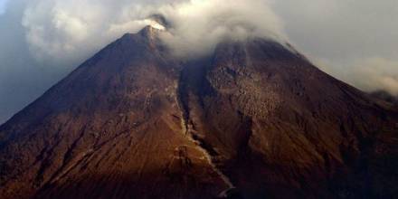 Volcán Reventador se suma al Tungurahua en nivel de alerta