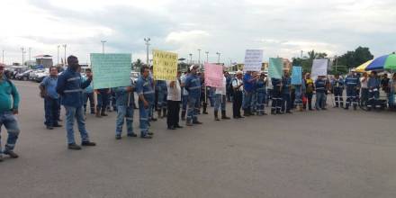 Obreros y trabajadores del gobierno provincial de Sucumbíos protagonizaron un plantón y entregaron un pliego de peticiones
