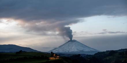 El volcán ecuatoriano Cotopaxi emana una columna de vapor de 1.300 metros