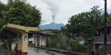 Suspenden las clases en el Napo por ceniza del volcán Reventador