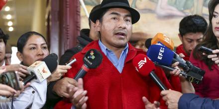 Iza anunció plantones tanto delante de la sede del máximo tribunal de garantías de Ecuador como frente a edificio del Legislativo / Foto: EFE